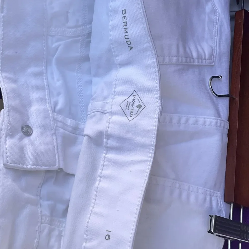 Take 50% OFF- St John,s Bay Classic White Women’s Shorts, Size-16